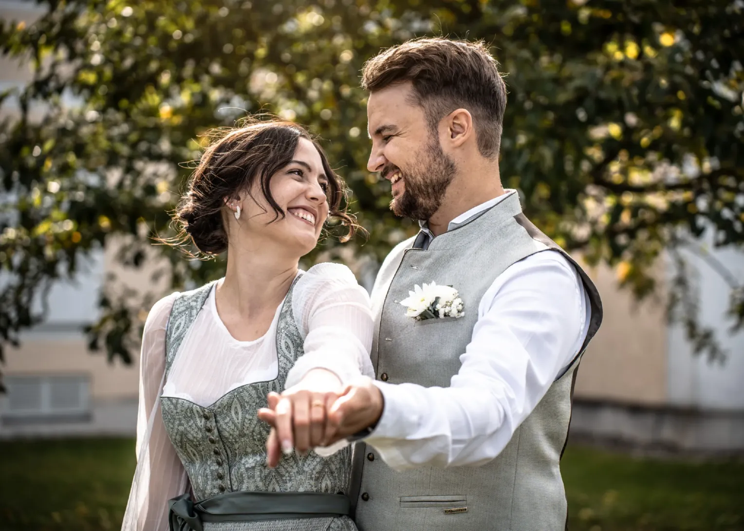 Hochzeitsfotograf München – romantisches Brautpaar Shooting im Freien